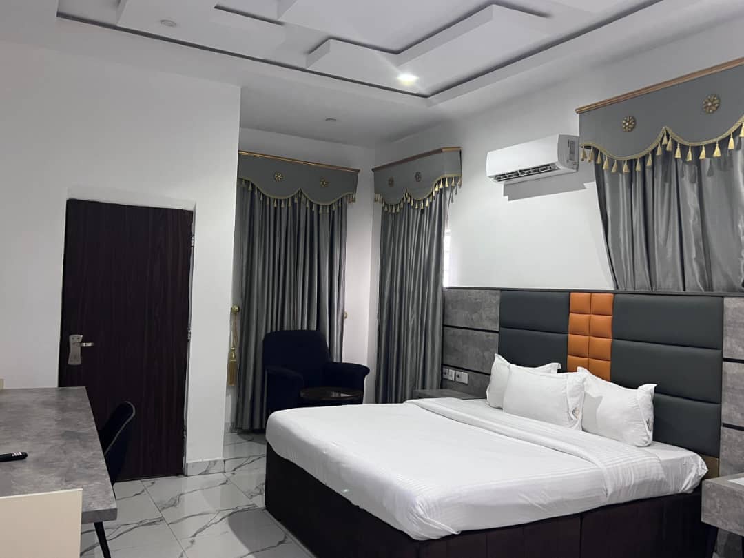 The Deluxe Room at SOCHIEE Hotel Asaba